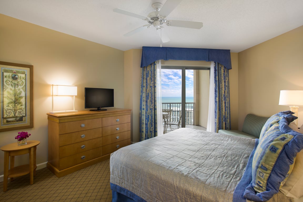 2 Bedroom Oceanview Condo - 1 King/2 Queens + Oceanview King Guest Room With Balcony